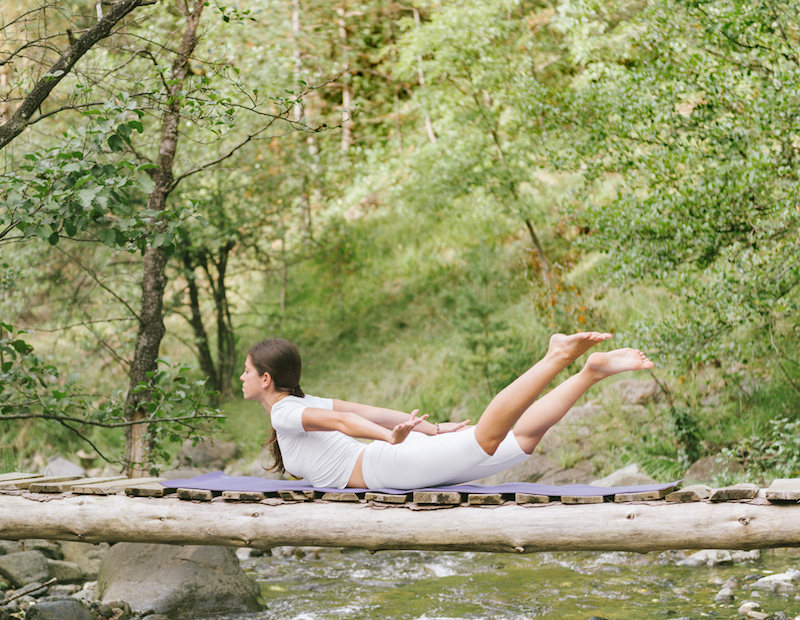 Yoga im Liegen halbe Heuschrecke