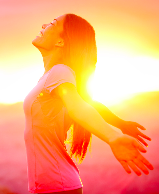 harte-zeiten-ueberwinden-frau-in-der-sonne
