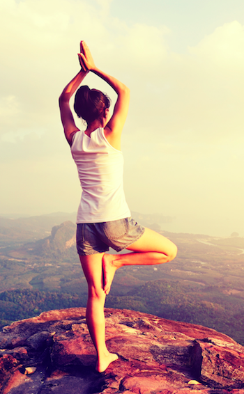 Yoga-gegen-Panikattacken-Frau-im-Baum